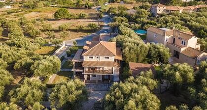 Maisonette-Wohnung mit sichtbaren Balken und einer Terrasse mit Blick auf die Bucht.