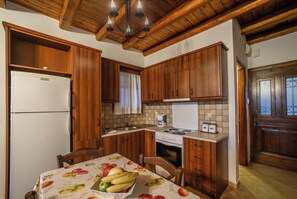 Refrigerador, horno, parrilla de estufa y cafetera y tetera 