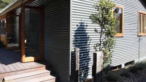 A single-story house with a covered porch and a small garden area. - Tui Cottages - House+Cottage - close to beach (Bundeena)
