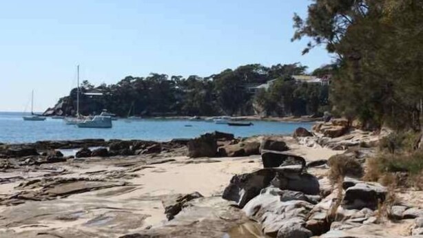 A rocky beach with boats, trees, and a clear sky. - Tui Cottages - House+Cottage - close to beach (Bundeena)