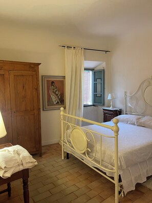 4 bedrooms, iron/ironing board, internet, bed sheets