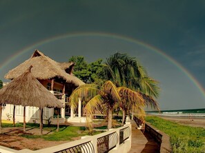 På stranden, solstolar och strandhanddukar