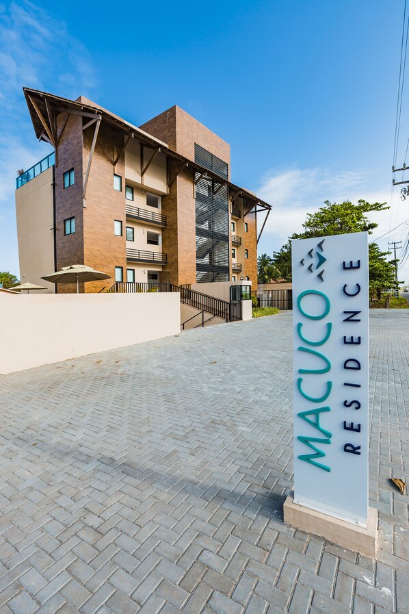 A modern building with a sign reading "MACUCO RESIDENCE". - Macuco Residence (Ipojuca)