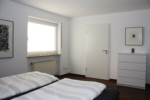 2 bedrooms, in-room safe, iron/ironing board, free WiFi