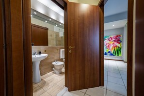 Shower, hair dryer, bidet, towels