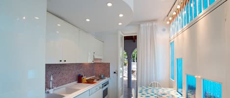 Frigorifero, microonde, forno, piano cottura