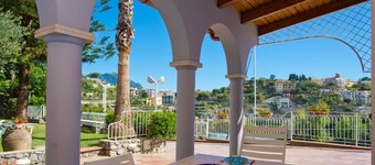 Villa Mirea, great view, Private pool, easy access, 1km.from Ravello, parking