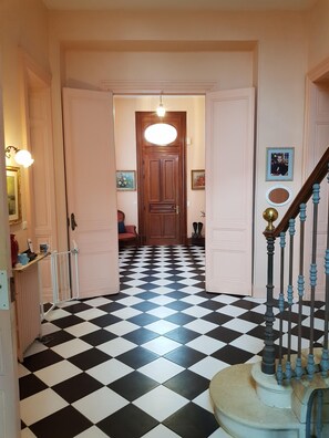 المنشأة من الداخل