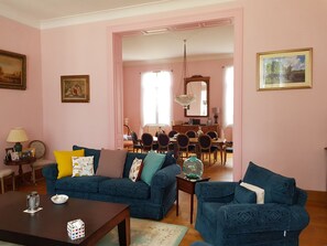 Smart TV, chimenea, reproductor de DVD y tenis de mesa 