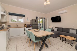 Jääkaappi, mikroaaltouuni, uuni, liesi