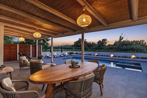 Bungalow, 3 minutes walk from Kalamaki beach with private pool new for 2024. 