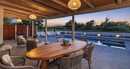 Bungalow, 3 minutes walk from Kalamaki beach with private pool new for 2024.