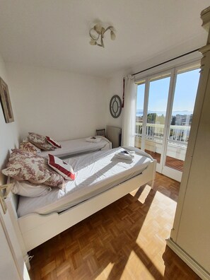 2 bedrooms, iron/ironing board, travel cot, WiFi