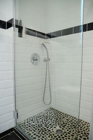 Kostenlose Toilettenartikel, Haartrockner, Handtücher