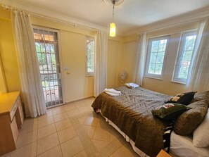 4 bedrooms, in-room safe, iron/ironing board, travel cot