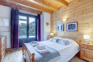 4 bedrooms, travel crib, free WiFi, bed sheets - 'Ski in' chalet next to the slopes and in the the village centre. (Morzine)