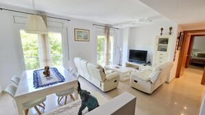 TV - APARTMENT WITH PARKING CLOSE TO THE CENTER AND TO THE BEACH (Sant Feliu de Guíxols)