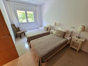 2 makuuhuonetta, silitysrauta/-lauta, internet