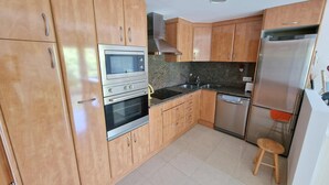 Coffee/tea maker, fridge, microwave, oven - APARTMENT WITH PARKING CLOSE TO THE CENTER AND TO THE BEACH (Sant Feliu de Guíxols)