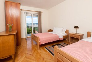 3 bedrooms, iron/ironing board, free WiFi, bed sheets