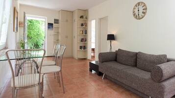 电视、DVD 播放器、书、影片库