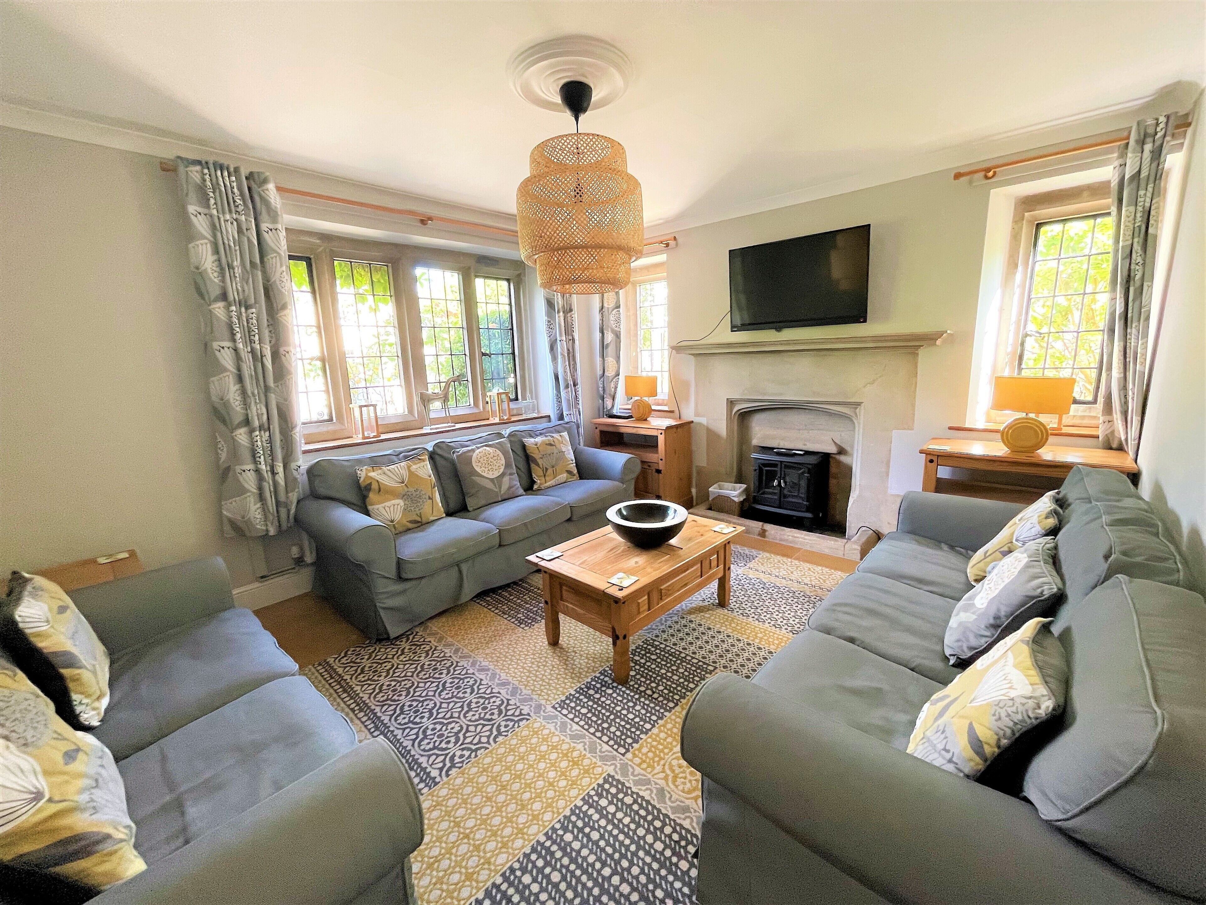 Televisie, een open haard en een dvd-speler