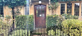Fairlie Cottage con vistas al río en el aparcamiento de Bourton-on-the-Water para 3 coches.