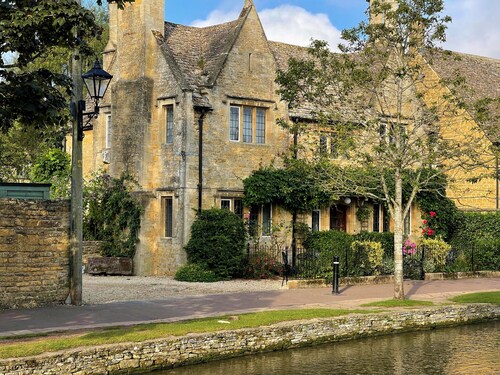 Fairlie Cottage Overlooks the River in Bourton-on-the-Water parking for 3 cars.