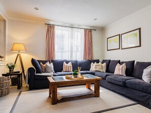 Televisie, een open haard, een dvd-speler en speelgoed