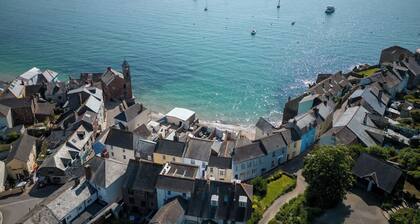 Sunday Times "UK Best Coastal Holiday Cottages" 10 Secs Walk from Sandy Beaches