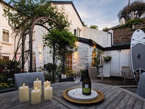 Outdoor dining - Sunday Times "UK Best Coastal Holiday Cottages" 10 Secs Walk from Sandy Beaches (Cawsand)