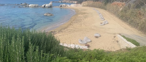Nära stranden, solstolar och strandhanddukar