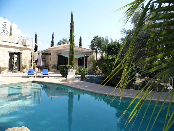 Outdoor pool, an infinity pool - Villa Manzanillo w/ Private Pool, Sea Views, Double Badminton Court (pickleball) (Peyia)