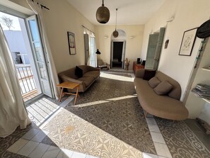 Smart TV, DVD player, books, stereo