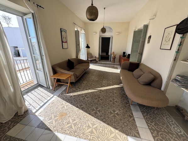 Smart-TV, DVD-Player, Bücher, Stereoanlage