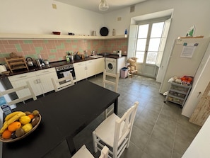 Refrigerador, horno, parrilla de estufa y cafetera y tetera 