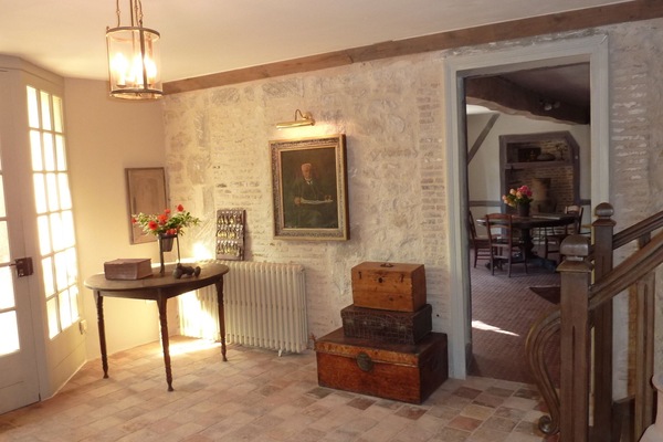 L'entrée à l'hôtel; le salon à l'arrière plan; l'escalier aux étages 1 et 2.