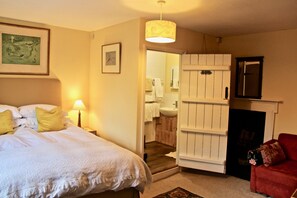 6 bedrooms, iron/ironing board, travel crib, free WiFi