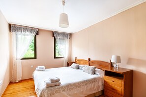 5 bedrooms, iron/ironing board, free WiFi, bed sheets - Ideal house for families. Private heated swimming pool. (Cangas de Onís)