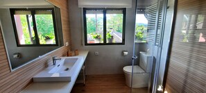 Duschwanne, Haartrockner, Bidet, Handtücher