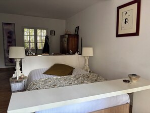 2 bedrooms, iron/ironing board, travel cot, free WiFi