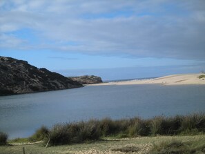 Una spiaggia nelle vicinanze