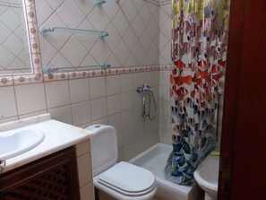 Dusche, Haartrockner, Bidet, Handtücher