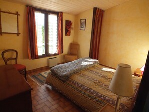1 bedroom, iron/ironing board, travel cot, free WiFi - holiday home in the Alpes de Haute Provence in a village character (Vachères)