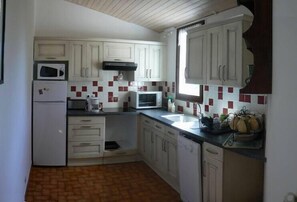 Kjøleskap, mikrobølgeovn, ovn og kokeplater