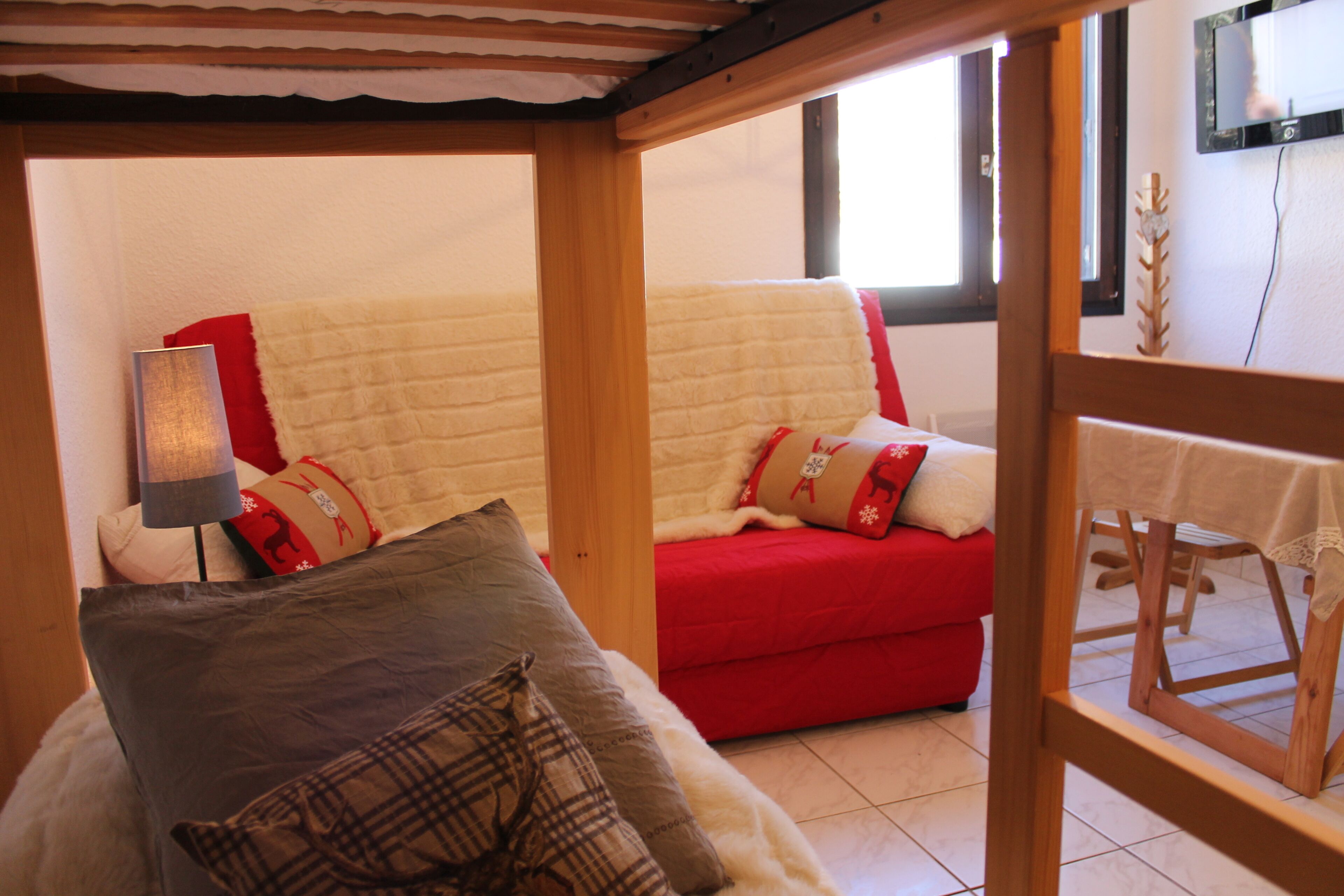 5 minutes from the ski slopes by free bus, pretty mountain decor studio