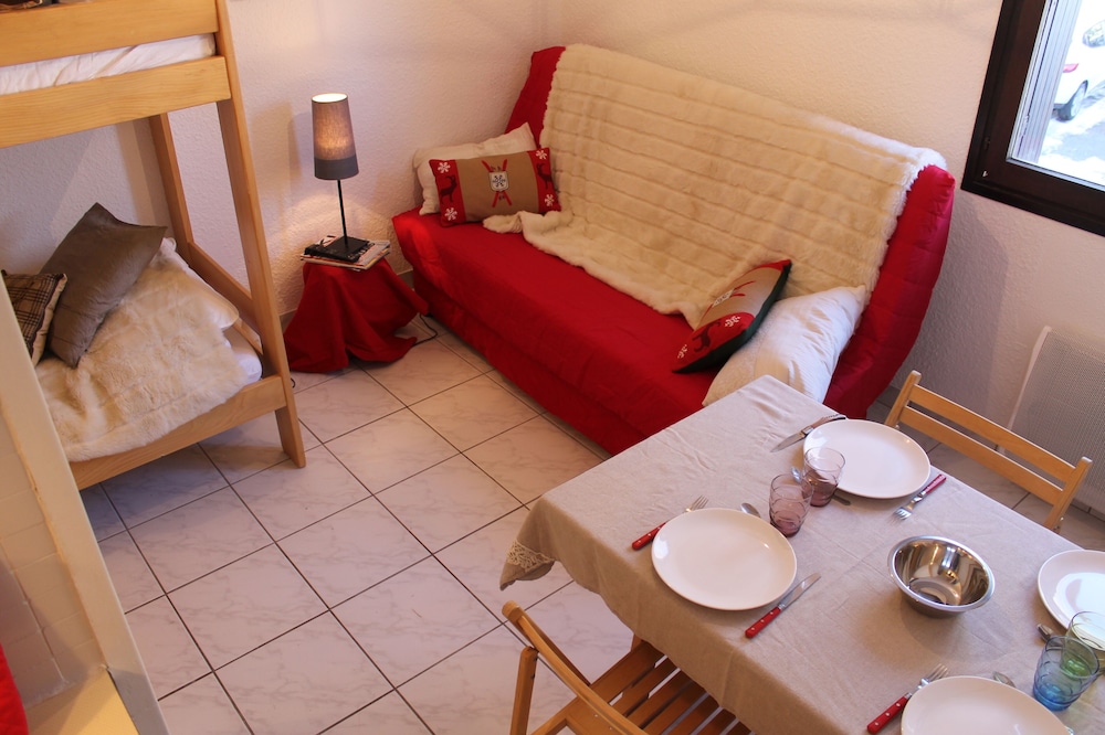 5 minutes from the ski slopes by free bus, pretty mountain decor studio