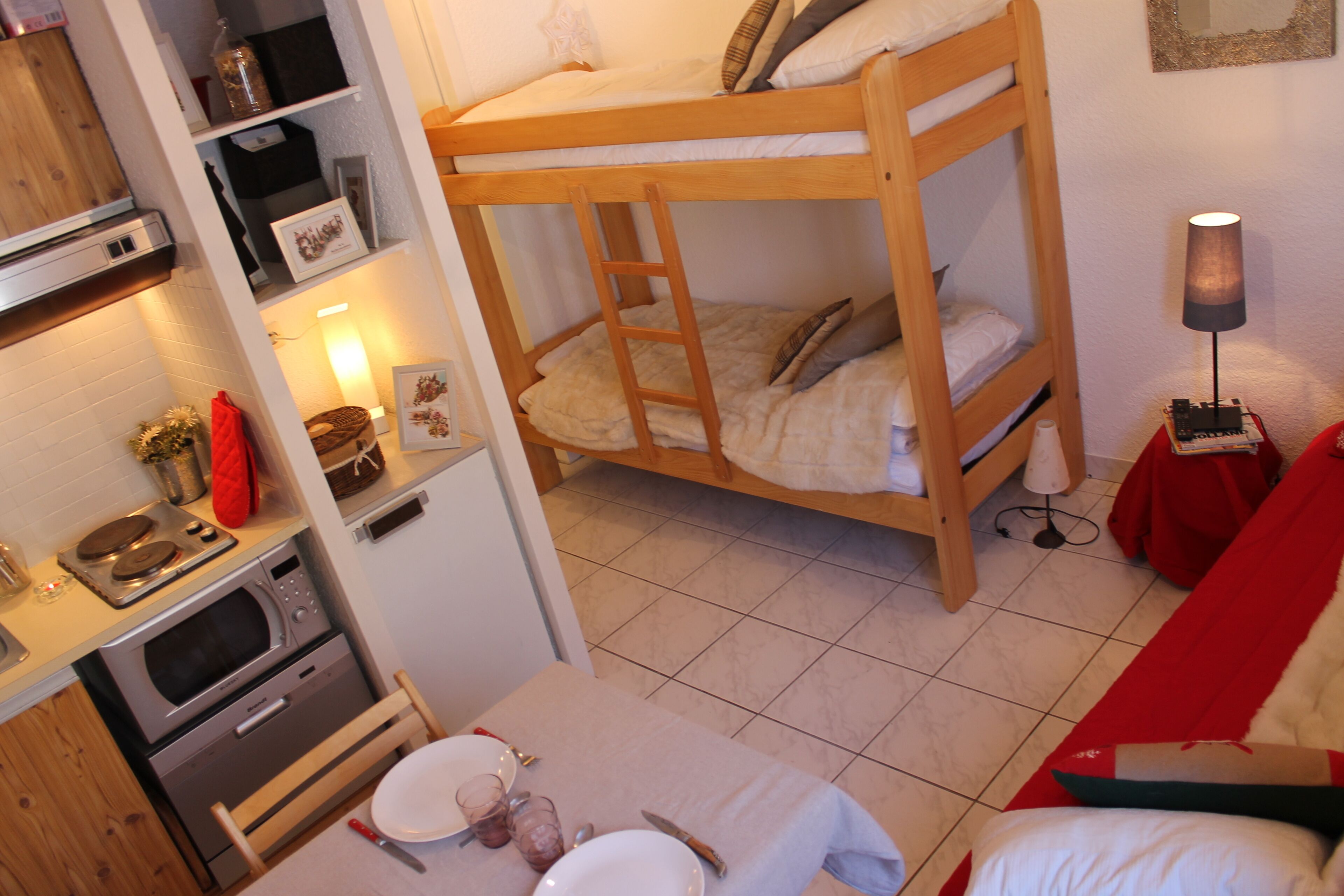 5 minutes from the ski slopes by free bus, pretty mountain decor studio