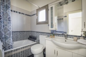 Combinazione doccia/vasca, asciugacapelli, asciugamani