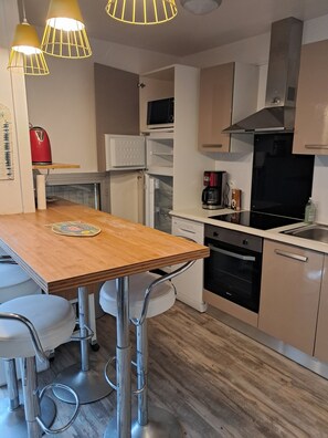 Een koelkast, een magnetron, een oven, een kookplaat
